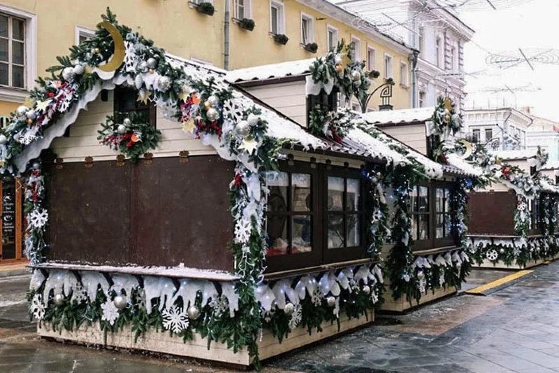 Новогодний декор ярмарочного домика
